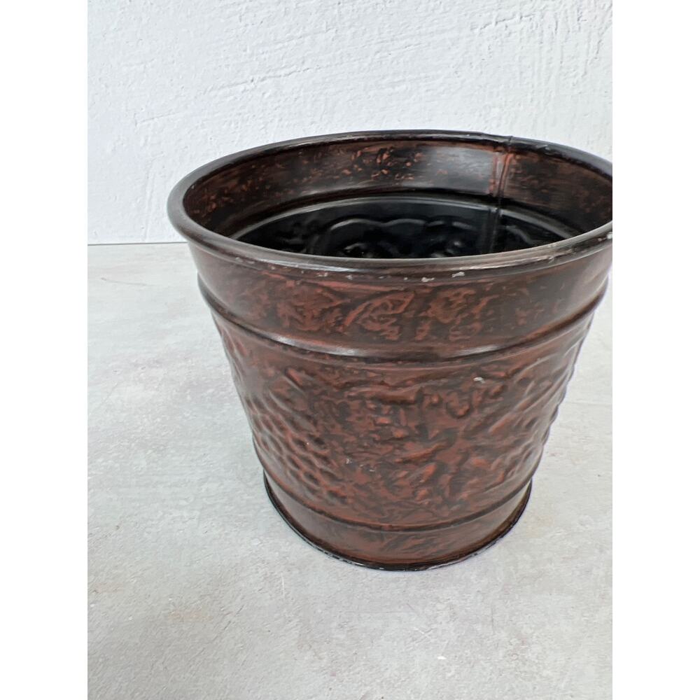 Tin Planter/ Bucket 41/2 inches tall and 5 inches‎ wide.